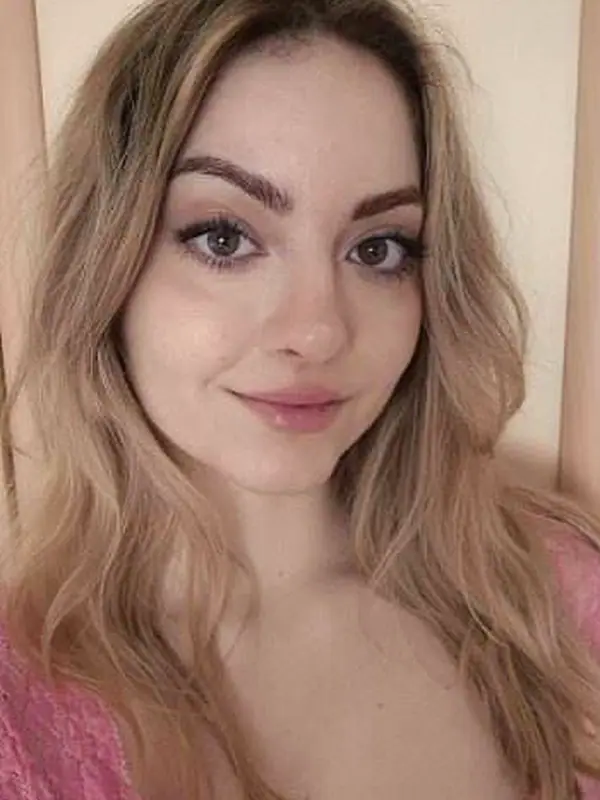 Maya, 23 ans, rencontre pour baiser à Tours